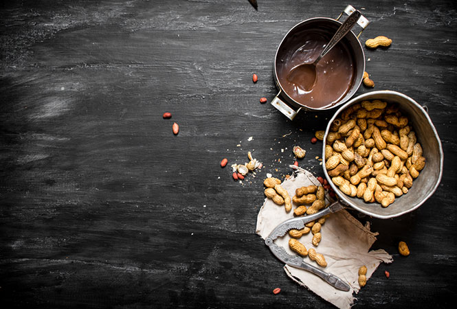 مواد مورد نیاز برای تهیه شکلات بادام زمینی خانگی